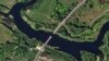 Foto satelit yang dirilis oleh Planet Labs PBC menunjukkan jembatan yang rusak di atas Sungai Seim di Kota Glushko, di wilayah Kursk, Rusia, pada 17 Agustus 2024. (Foto: Planet Labs PBC via AP)
