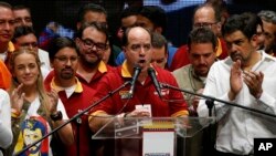 "Hoy más que nunca nos sentimos orgullosos de ser venezolanos", dijo el diputado opositor Julio Borges, presidente de la Asamblea Nacional, resaltando "la pulcritud y transparencia" del proceso.