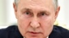 ARCHIVO – El presidente ruso Vladimir Putin se reúne con soldados en el Kremlin, 27 de junio de 2023. Putin está a punto de ganar otro sexenio en la elección presidencial de 15-17 de marzo, gracias al rígido control que ha impuesto sobre Rusia en 24 años en el poder.