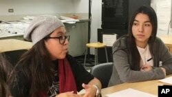 Yatziri Tovar (izq.) y Roxanna Herrera, dos estudiantes del City College de Nueva York que planean viajar a México. Foto AP.