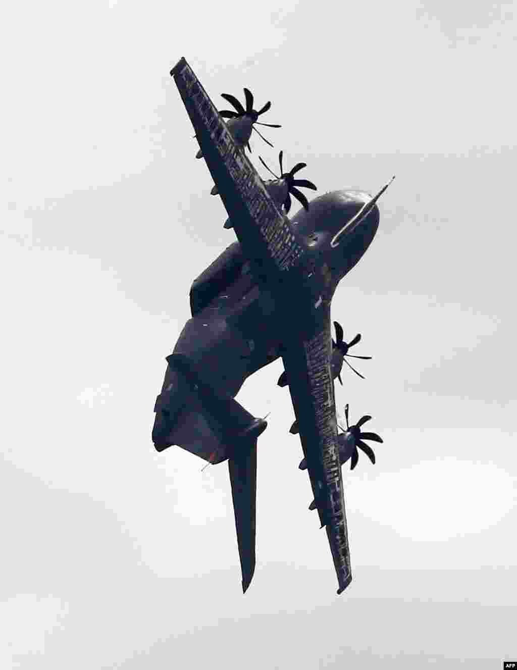 Pesawat Airbus A400M terbang dalam pameran pesawat udara internasional di Schoenefeld, Jerman.