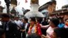 ဒေါ်အောင်ဆန်းစုကြည်အား နီပေါလ်နိုင်ငံရဲ့ မြို့တော် ခတ္တမာဒူ ပြည်သူတွေက လှိုက်လဲှစွာ ကြိုဆိုကြစဉ်။ (ဂျွန် ၁၆၊ ၂၀၁၄)