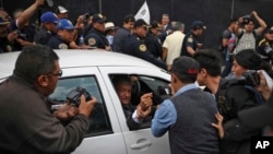 El plan de Mauel López Obrador de viajar sin guardias armados ha despertado preocupación en algunos sectores en el año más mortífero de México.