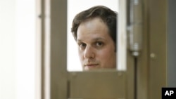 El reportero del Wall Street Journal Evan Gershkovich visto tras el vidrio de una celda en una sala el tribunal de Moscú, la capital de Rusia, el 22 de junio de 2023.