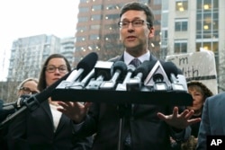 Fiscal general de Washington, Bob Ferguson, habla con la prensa el 3 de febrero de 2017, de una audiencia ante un juez federal de Seattle, que suspendió la orden de restricción de viajes ordenada por el presidente Trump.