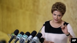 La presidenta de Brasil, Dilma Rousseff, habla con periodistas en el palacio de Planalto, en Brasilia, luego de conferenciar con sus abogados sobre el procedimiento de juicio político iniciado en su contra por opositores en el Congreso. Dic. 7, 2015