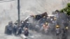 Prodemokratski demonstranti i novinari beže, dok policija napreduje ka njima, tokom protesta protiv vojnog puča u Jangonu, Mjanma.