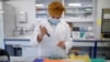 Un investigador manipula proteínas en un laboratorio como parte de un proyecto para desarrollar una vacuna en aerosol nasal COVID-19 en la Universidad de Tours, Francia, el 15 de septiembre de 2021.
