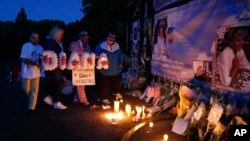 Velas y flores fueron colocadas por admiradores de la fallecida princesa Diana de Gales, frente al Palacio de Kensington en Londres, el jueves, 31 de agosto, 2017, al cumplirse 20 años de su muerte.