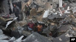 Palestinos buscan sobrevivientes del bombardeo israelí sobre la Franja de Gaza en Rafah, el martes 12 de diciembre de 2023. [Foto: AP]