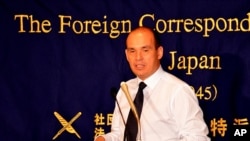 Former Olympus CEO and President Michael Woodford talks to reporters in Tokyo, Japan November 25, 2011