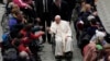 El papa Francisco saluda a los asistentes a una audiencia con personas enfermas y organizadores de la peregrinación a Lourdes, en el salón Pablo VI, en el Vaticano, el 14 de diciembre de 2023. 