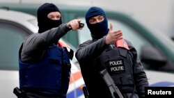 La policía belga sigue buscando a dos sospechosos de haber participado en los atentados del martes en Bruselas.