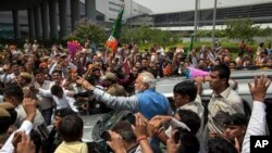 ရွေးကောက်ခံ ဝန်ကြီးချုပ်အသစ် Narendra Modi တာဝန်ထမ်းဆောင်ရန် နယူးဒေလီမြို့သို့ ရောက်လာစဉ်။ (မေ ၁၇၊ ၂၀၁၄)