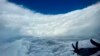 Huracán Épsilon se desplaza hacia el norte sobre el océano Atlántico