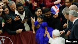 El papa Francisco bendice a feligreses este 7 de febrero de 2024 durante audiencia en la Sala Pablo VI del Vaticano, el pontífice mantiene una pugna con obispos conservadores que se niegan a dar la bendición a parejas del mismo sexo.
