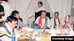 په سوشل ميډيا خپور شوى يو عکس کې د تحريک انصاف مشران اؤ اتحاديان ډوډۍ ته ناست دي