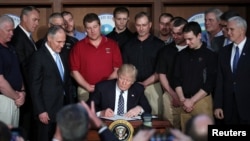 El presidente Donald Trump firma la orden ejecutiva que elimina las regulaciones ambientales de la era Obama.Washington, Marzo 28, 2017.