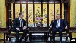 特斯拉首席执行官埃隆·马斯克（Elon Musk）2024年4月28日在北京会见了中国总理李强。（美联社转发）