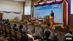 U.S. Assistant Secretary of State for Economic and Business Affairs Jose Fernandez speaks at the Burma-U.S. economic conference in Rangoon, Burma, Feb 25, 2013. (D. Schearf/VOA)