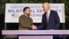 El presidente Joe Biden y el presidente ucraniano Volodymyr Zelenskyy se dan la mano después de firmar un acuerdo de seguridad al margen de la cumbre del G7, el 13 de junio de 2024, en Savelletri, Italia.