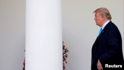 De acuerdo a la Casa Blanca, el presidente Trump aseguró que "para proteger los beneficios para los ciudadanos estadounidenses, los inmigrantes deben ser financieramente autosuficientes".