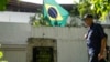 ARCHIVO - La bandera de Brasil se ve izada en la embajada de Argentina en Caracas, Venezuela, el 1 de agosto de 2024. Opositores denuncian que el gobierno de Nicolás Maduro mantiene un "asedio" contra esa sede.