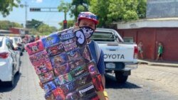 Un familiar vende en la calle las mascarillas confeccionadas por María del Carmen Membreño.