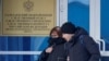 Lyudmila Navalnaya, mẹ của nhà lãnh đạo đối lập Nga quá cố Alexei Navalny, và luật sư Alexei Tsvetkov bước ra khỏi văn phòng cơ quan khu vực của Ủy ban Điều tra ở thành phố Salekhard, Vùng Yamal-Nenets, Nga, ngày 19 tháng 2 năm 2024.