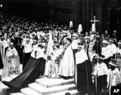 ARCHIVO - El príncipe Felipe de Gran Bretaña, duque de Edimburgo, arrodillado, coloca sus manos entre las de la reina Isabel II, su esposa, durante la ceremonia de coronación de la reina en la Abadía de Westminster, en Londres, el 2 de junio de 1953. (Foto AP, archivo)