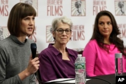 Rachel Crooks (izq.), Jessica Leeds (centro), y Samantha Holvey, han acusado al presidente Donald Trump de haberlas acosado sexualmente antes de llegar a la presidencia. Nueva York, diciembre 11, 2017.