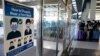 Un letrero que indica que se requieren cubiertas faciales se observa en el aeropuerto O'Hare, en Chicago, el 2 de julio de 2021.
