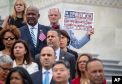 ARCHIVO -Legislador Earl Blumenauer, D-Ore., habla durante una conferencia de prensa, el 8 de febrero de 2018, en el Capitolio, en Washington.