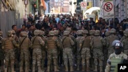 La policía militar bloqueaba la entrada a la Plaza Murillo en La Paz, Bolivia, el miércoles 26 de junio de 2024, mientras el presidente Luis Arce decía que el país enfrentaba un intento de golpe.