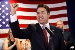 Danny O'Connor habla a sus seguidores tras la elección del martes en Westerville, Ohio.