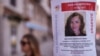 Pamflet sa likom Ana Marije Knežević Enao, nestale Amerikanke kolumbijskog porekla, na ulici u Madridu, 16. februara 2024. godine (Foto: AP/Manu Fernandez) 