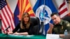Melania Trump escucha historias de niños abandonados en la frontera