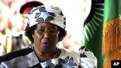 Malawi's new President Joyce Banda gives a press conference in Lilongwe, April 10, 2012. 