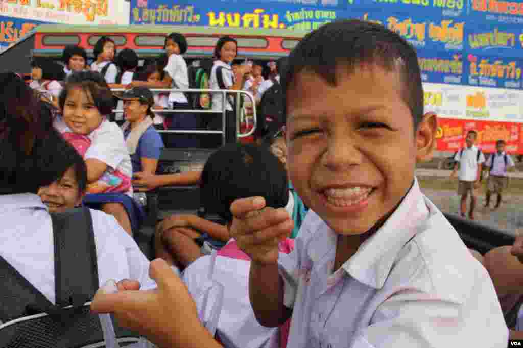 Thai and migrant workers&#39; children leave school in trucks in Samutsakhon, Thailand, December 20, 2012. (VOA/D. Schearf)