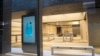 La mercadería ha sido retirada temporalmente de la tienda Balenciaga en Madison Avenue, en la ciudad de Nueva York, el 19 de marzo de 2020.