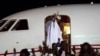 លោក Yahya Jammeh មេដឹកនាំ​ដែល​ចាញ់​ក្នុង​ការ​បោះ​ឆ្នោត​នៅ​ហ្គំប៊ី​ លើក​ដៃ​ទៅ​កាន់​អ្នក​គាំទ្រ ខណៈ​លោក​ចាក​ចេញ​ពី​ព្រលាន​យន្តហោះ​នៅ​ទីក្រុង​បង់ហ្សុល ​ប្រទេស​ហ្គំប៊ី កាល​ពី​ថ្ងៃ​ទី​២១ មករា។