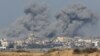 Asap mengepul di atas reruntuhan bangunan di Gaza, di tengah konflik Israel dan Hamas, terlihat dari Israel selatan, 6 Desember 2023. (Foto: REUTERS/Athit Perawongmetha)