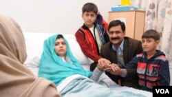 Malala de 14 años ya está acompañada de su familia en el hospital de Gran Bretaña.