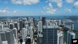 Una vista en alzada del horizonte en la ciudad de Miami, Florida, Estados Unidos.