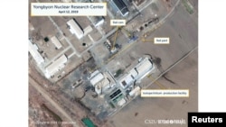미국 전략국제문제연구소(CSIS)가 12일 상업 인공위성이 촬영한 북한 영변 핵시설 모습을 공개했다. 사진에는 방사성 물질을 이동하거나 재처리하는 것으로 의심되는 움직임이 포착됐다.