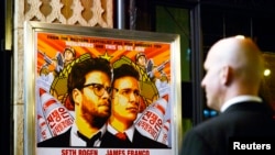 Un guardia de seguridad vigila la entrada al teatro de United Artists durante la premiere de la película The Interview, que luego fue cancelada.