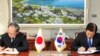 한민구 한국 국방장관(오른쪽)과 나가미네 야스마사 주한일본대사가 23일 서울 용산구 국방부에서 2급이하 군사비밀을 직접 공유하는 군사비밀정보보호협정(GSOMIA)을 체결하고 있다.