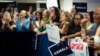 El personal de campaña aplaude la primera visita de la vicepresidenta de los Estados Unidos, Kamala Harris, a la sede de su campaña presidencial en Wilmington, Delaware, el 22 de julio de 2024.