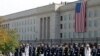 Militares de las distintas ramas de las Fuerzas Armadas participan en la ceremonia en honor del décimo aniversario de los atentados del 11 de Septiembre, frente al Péntagono, uno de los edificios que fue blanco de los terroristas aquel día.