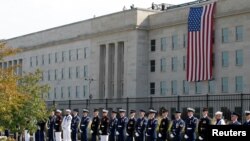 Militares de las distintas ramas de las Fuerzas Armadas participan en la ceremonia en honor del décimo aniversario de los atentados del 11 de Septiembre, frente al Péntagono, uno de los edificios que fue blanco de los terroristas aquel día.
